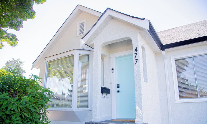 Sappertown House | Modern Cozy Family Home-3 bedroom, Free Parking-Walk to Restaurants-RC Hospital