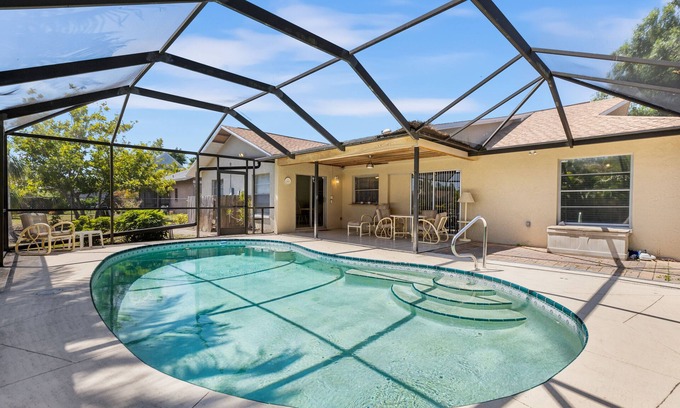 San Carlos Park House | Modern & Cozy Oasis ~ Close to Center ~ Sunny Pool