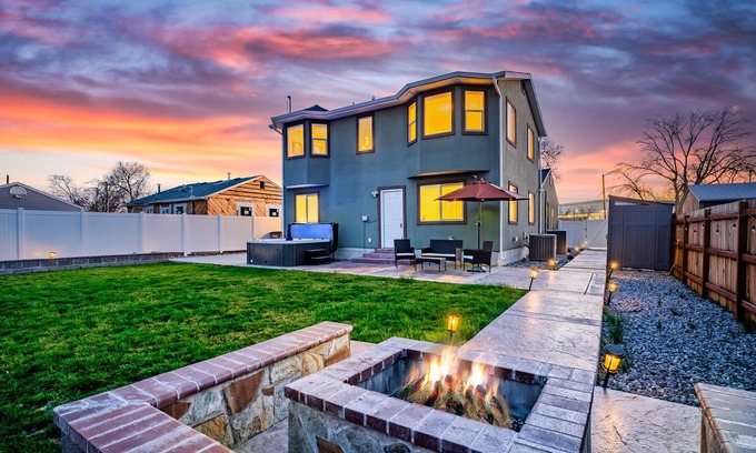 Fairpark House | Modern & Cozy Retreat ~ Hot Tub ~ Mins to Downtown