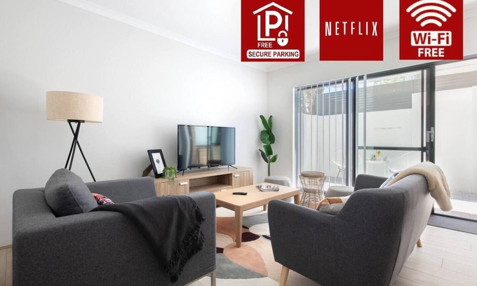 Attadale Apartment | Modern Cozy spacious 3 bdrm 2bath,FREO,Parking,AC
