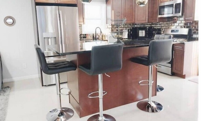 Monessen House | Modern & Cozy Suite with free parking!