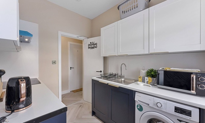 Hanger Hill Apartment | Modern-day Safari Manor En-suite in Central 1 bed w/free parking