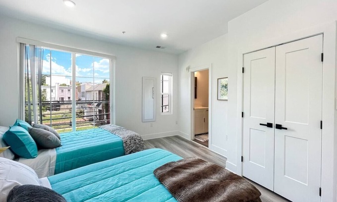 Kingman Park Bed & Breakfast | Modern DC Unit | City Skyline View | Prime Location