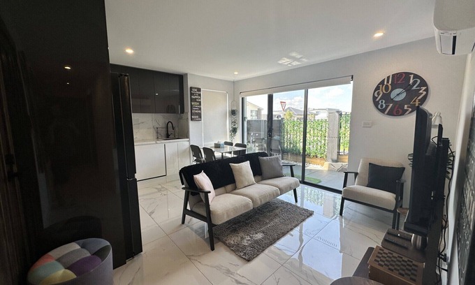 Denman Prospect Apartment | Modern & Designer Home. Private Entrance & Patio