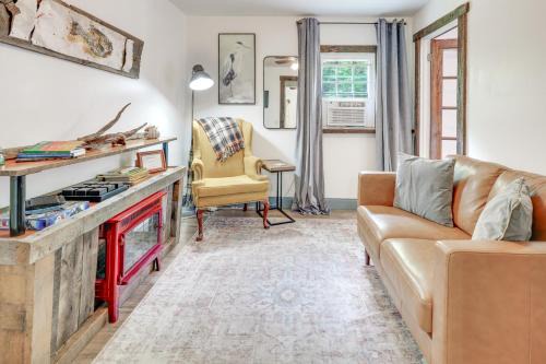 Burnsville Apartment | Modern, Dog-Friendly Getaway on Cane River!