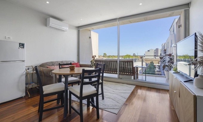 St. Kilda East Apartment | Modern Elegance Meets Urban Style in St Kilda