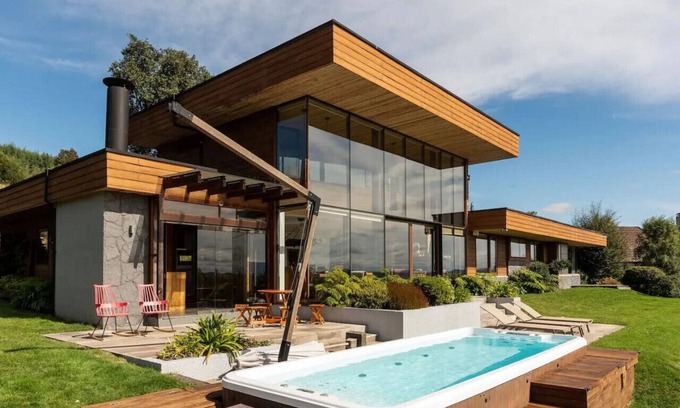 Villarrica House | Modern, Elegant Retreat with stunning Panoramic Views of Lake Villarrica!