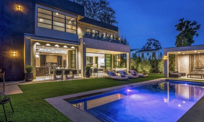 The Flats House | Modern Family Home on the Flats of Beverly Hills.