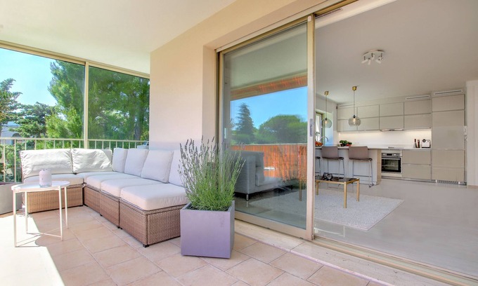 Cap-d'Antibes Apartment | Modern Family Home 5 min to Beach +Pool +Garage.