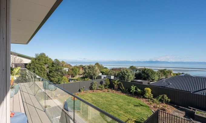 Nelson House | Modern Family home with Views, Sunsets and Space in Atawhai. 8 mins to Nelson.