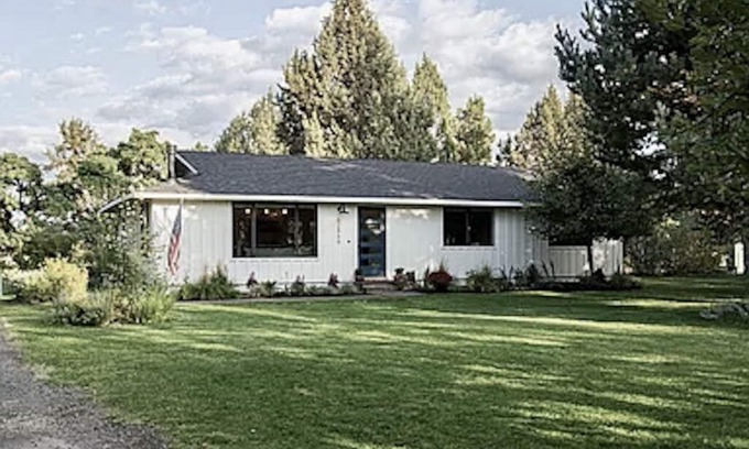 Mountain View House | Modern Farmhouse Retreat 1.1, Acre Hot Tub!