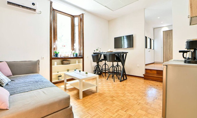 Ilisia Condo | Modern Flat in Central Athens - Lavatera