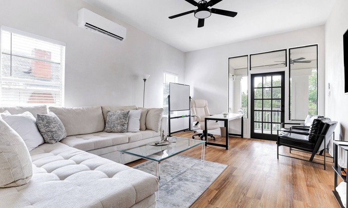 Tobin Hill Apartment | Modern Flat Nr DT River Walk Zoo | WiFi BBQ Desk