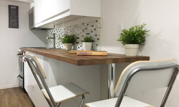 Riverdale Apartment | Modern Greektown Apartment - 2 Bedrooms