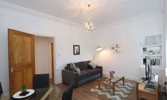 Oakley Apartment | Modern ground floor apartment with separate entrance - Fast WiFi