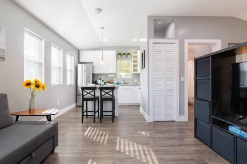 Centennial Apartment | Modern Guesthouse w Private Patio and Hot Tub