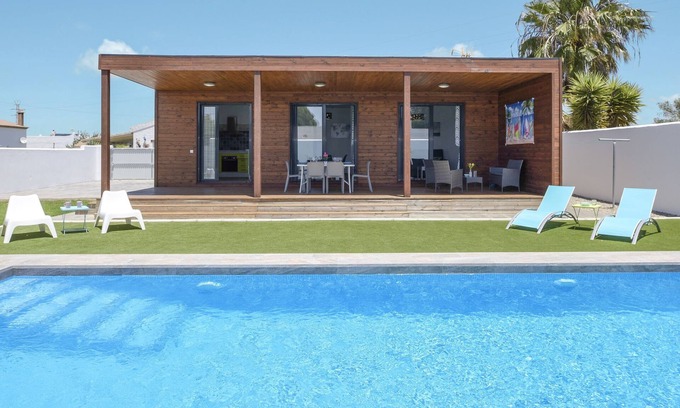 Barrio Nuevo House | Modern Holiday Home 'Casa Toria' with Private Pool, Air Conditioning