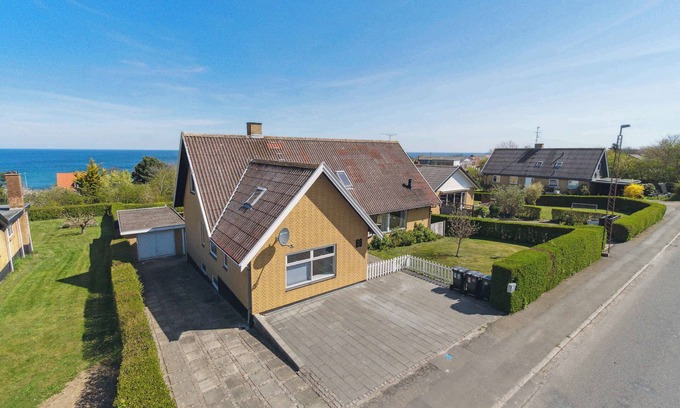 Sandkaas Villa | Modern holiday home with sea view in Tejn