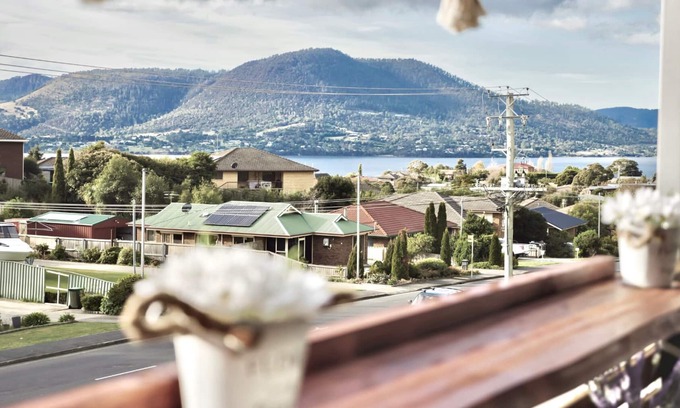 Rosetta House | Modern holiday home in Hobart- beautiful Mountain & water views!