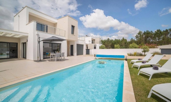Nadadouro House | Modern holiday home with private outdoor pool