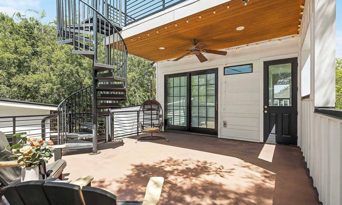 Chestnut House | Modern Home | Balcony Views | Mins to DT ATX & UT!