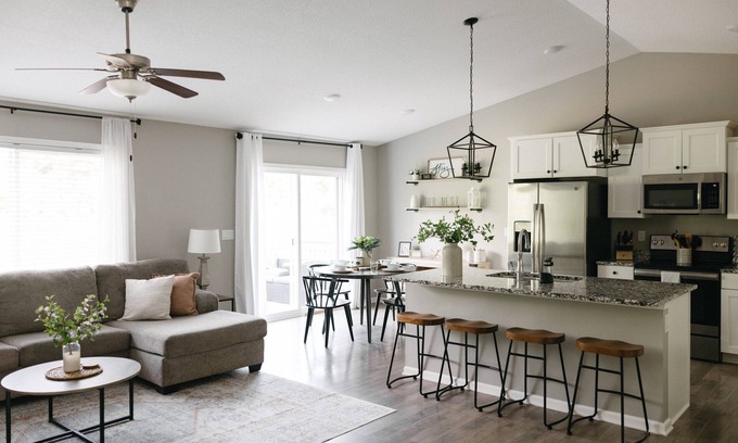 Berwick House | Modern Home ~ Hot Tub ~ Huge Game Room ~ 2mi to Adventureland