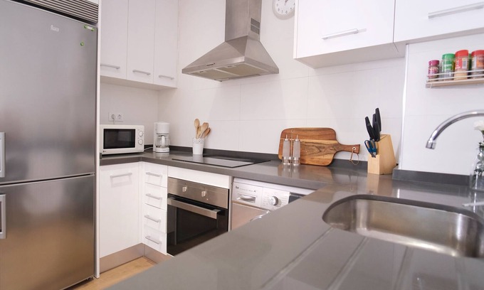Nou Moles Condo | Modern home near the Old Town.