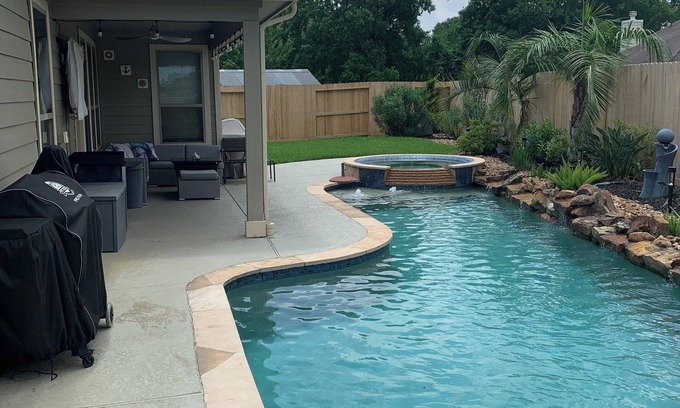 League City House | Modern home with pool