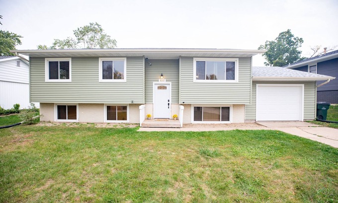 Cedar Rapids - Iowa City House | Modern & Homely 4 Bdr NE House by the Golf Course