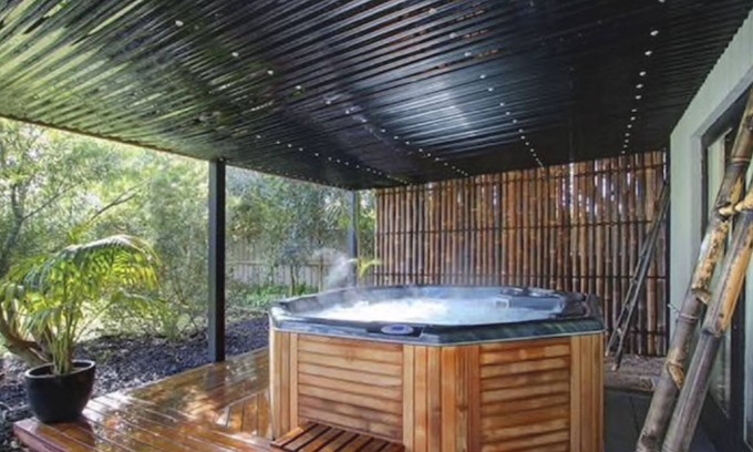 Rhyll House | Modern House, 3 bedroom, Spa and ocean views
