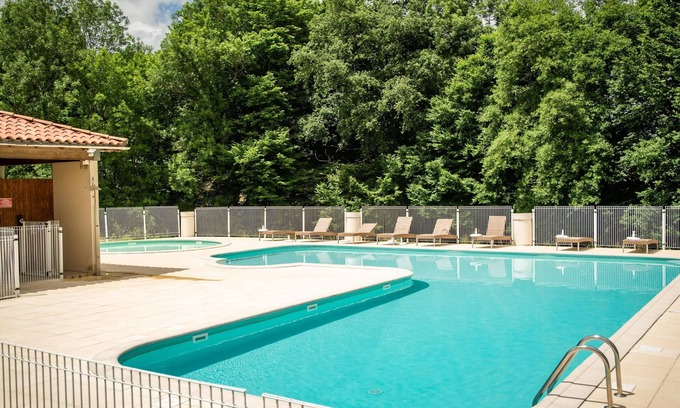 Lacapelle-Marival House | Modern house on small holiday park with pool