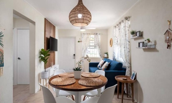 Lascelles House | Modern House with Queen beds 7 mins drive to beach
