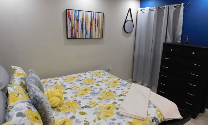 Eastwood Park Apartment | Modern King Bed Suite with Complimentary Wine!