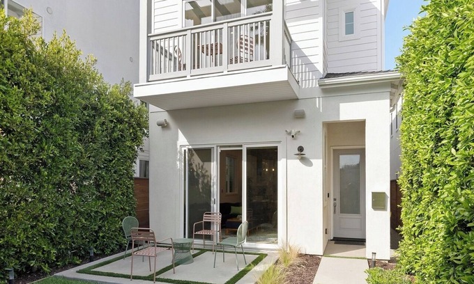 Del Rey House | Modern LA Oasis near Beaches, Culver City, Venice, Sofi, Santa Monica, and LAX