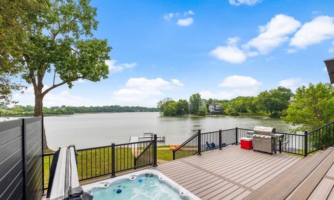 Antioch House | MODERN LAKE HOUSE - HOT TUB - FISHING - KAYAKING - TRANQUILITY - BOOK TODAY!!