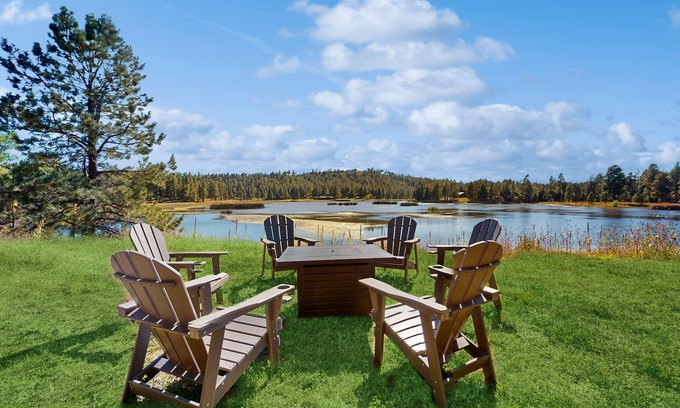Munds Park House | Modern lakefront cabin with bbq, gas fireplace, amazing views