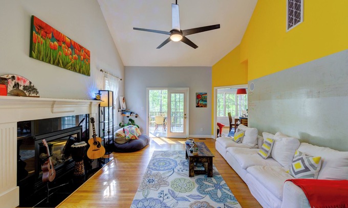 Durham House | Modern lakefront home - free paddleboards, sauna