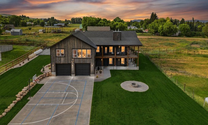 St. Charles Cabin | Modern Lakehouse l Slps 34 l Courts + Chefs Kitchen l Bear Lake Haven