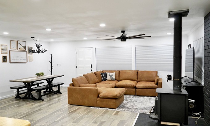 Pinetop-Lakeside Cabin | Modern Lakeside Family Fun Cabin