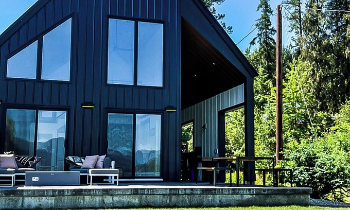 Christina Lake House | Modern Lakeside Cabin on a Sandy Beach