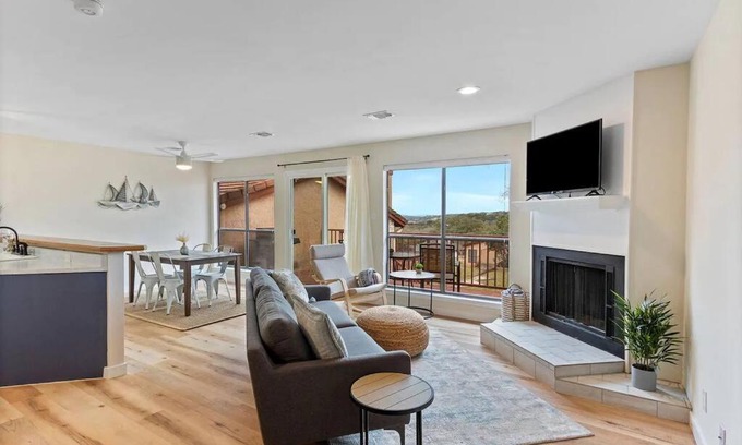 Canyon Lake Apartment | MODERN LAKEVIEW 2 STORY TOWNHOME - Bring Kids, Dogs, Jetski, Boat, Golf Clubs!