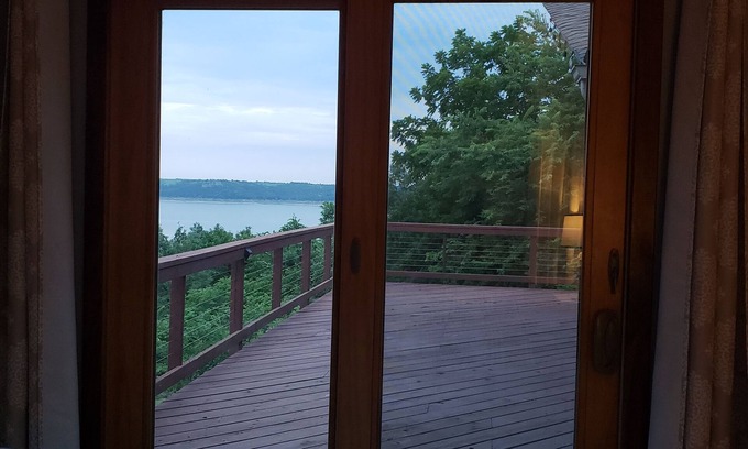 Fostoria Cabin | Modern lakeview cabin on Tuttle Creek Lake near Manhattan Kansas