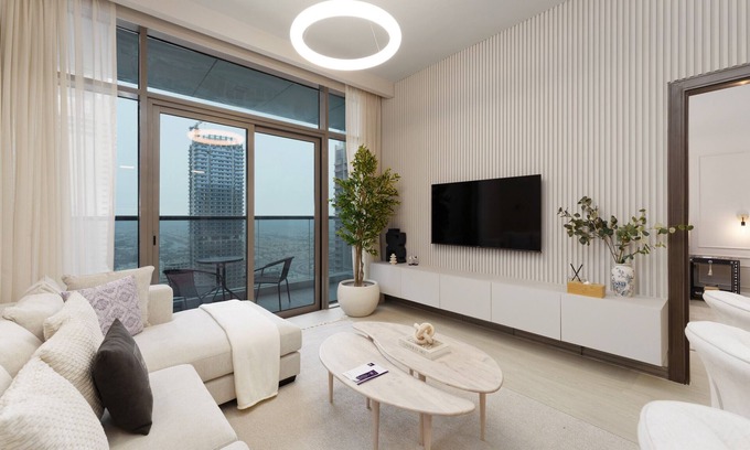 Jumeirah Lake Towers Apartment | Modern Living w/Premium Amenities close to Marina