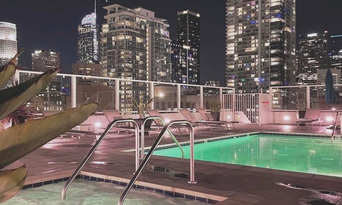 Downtown Los Angeles Condo | Modern Loft-Rooftop with City view, Pool, Spa, Gym and Free parking!