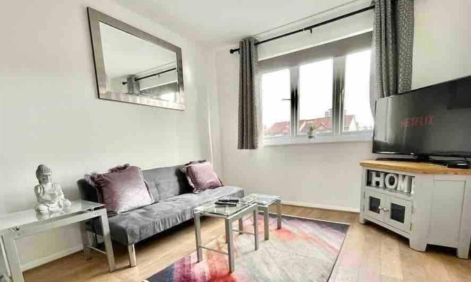 New Cross Apartment | Modern London flat with free parking