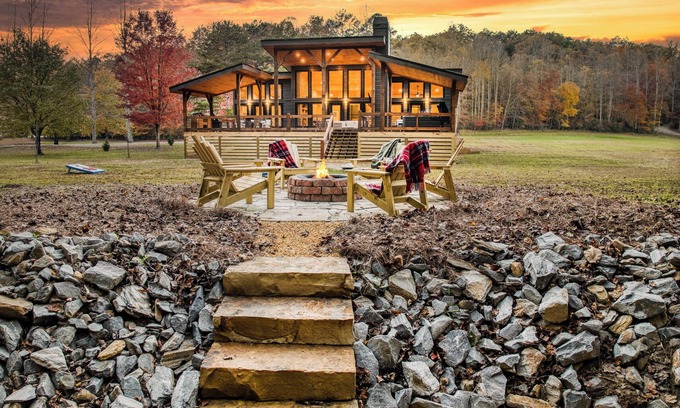 Ridgeline Vistas Cabin | Modern LUX-Creek, Spa, Outdoor Kitchen & Fireplace