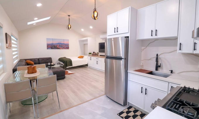Burbank Apartment | Modern Luxe Studio in Media/Rancho District Burbank