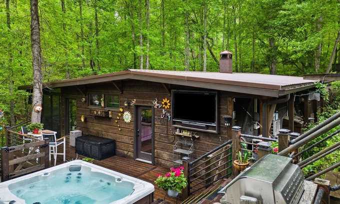 Tate Cabin | Modern, Luxurious Cabin for Two located on a Cascading Waterfall - WIFI