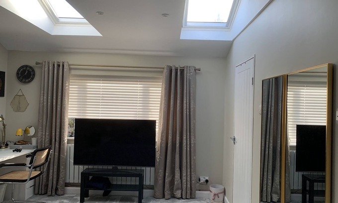 Cheadle House | Modern & Luxurious Double Bedroom with en-suite washroom (Double walk-in shower)