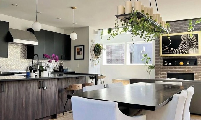 Villa Park House | Modern Luxury 4 Bed Home 7 Mins to Broncos Stadium